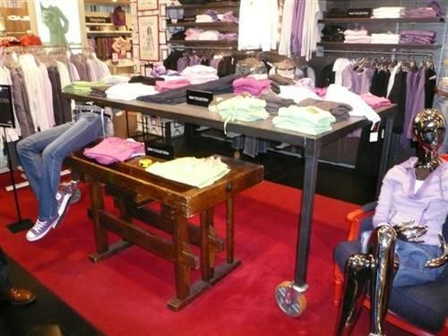 0422 - tavolo su ruote con piano in rete.jpg